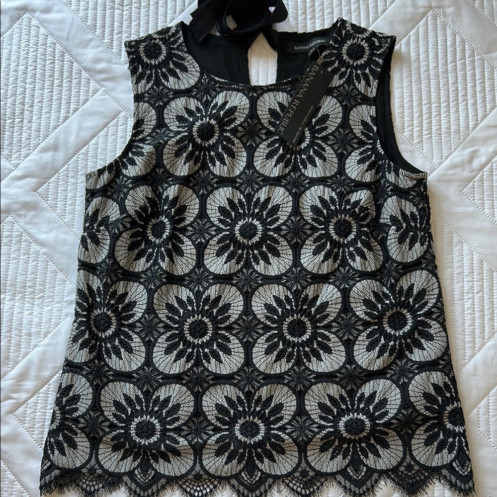 Banana Republic Woman’s  Black and Cream Floral Lace Blouse. Summer Office.